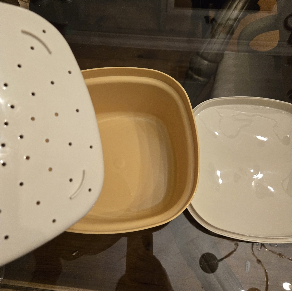 Tupperware Cream and Tan Kitchen 3 Piece Strainer.